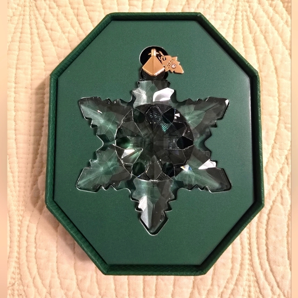 NIB Swarovski 2024 Annual Limited Edition Snowflake Crystal Ornament